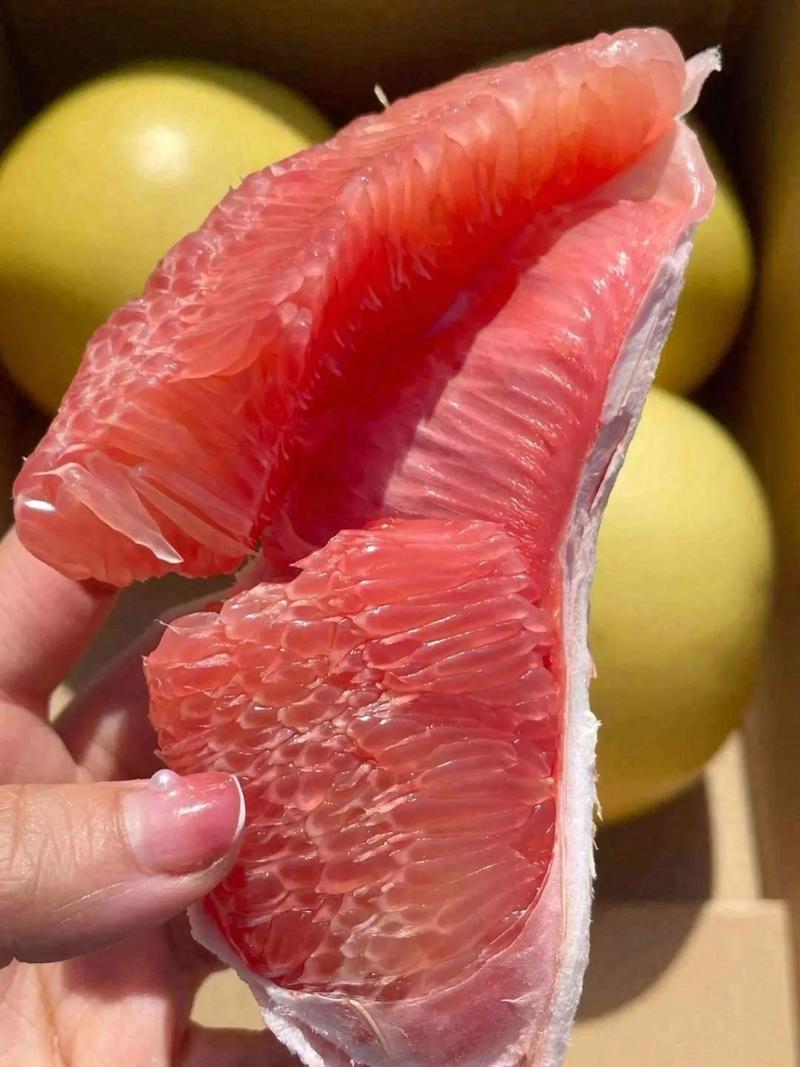 福建平和琯溪红心柚子，果面干净，水分充足，一手货源