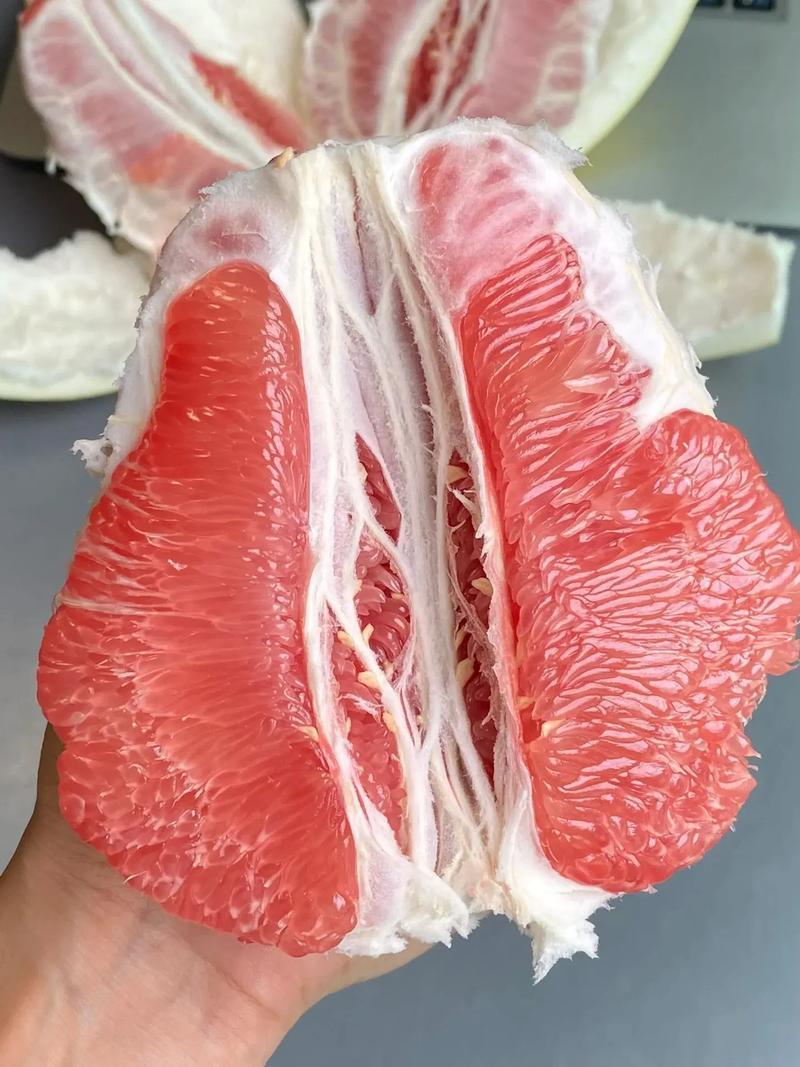 福建平和琯溪红心柚子，果面干净，水分充足，一手货源