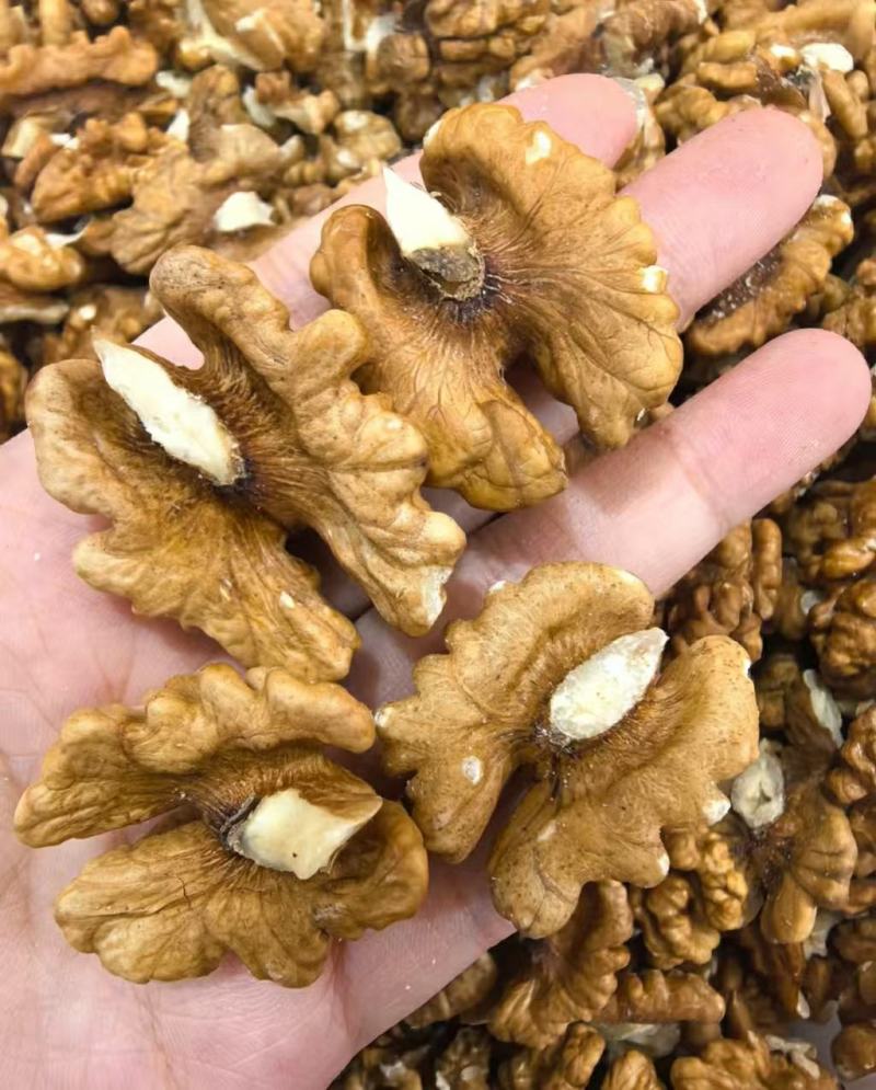 新疆纸皮核桃产地发货质量保证价格美丽欢迎全国老板联系合作