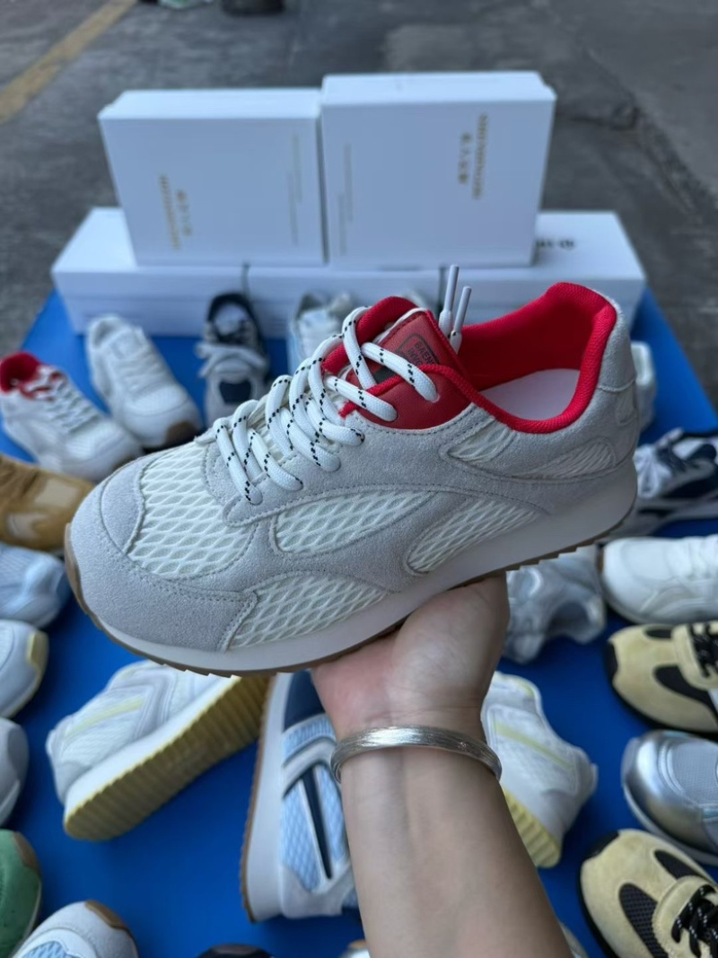 新款啊甘女鞋，休闲时尚百搭款。鞋子轻巧舒适