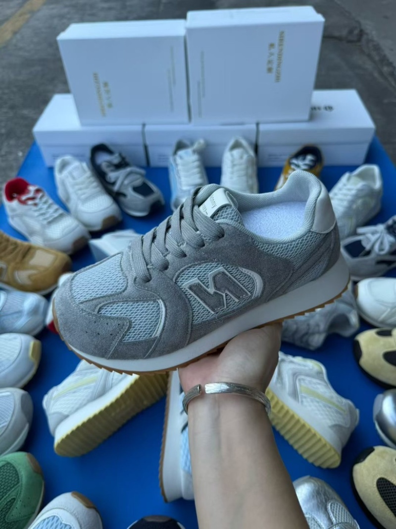 新款啊甘女鞋，休闲时尚百搭款。鞋子轻巧舒适