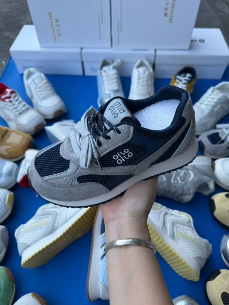 新款啊甘女鞋，休闲时尚百搭款。鞋子轻巧舒适