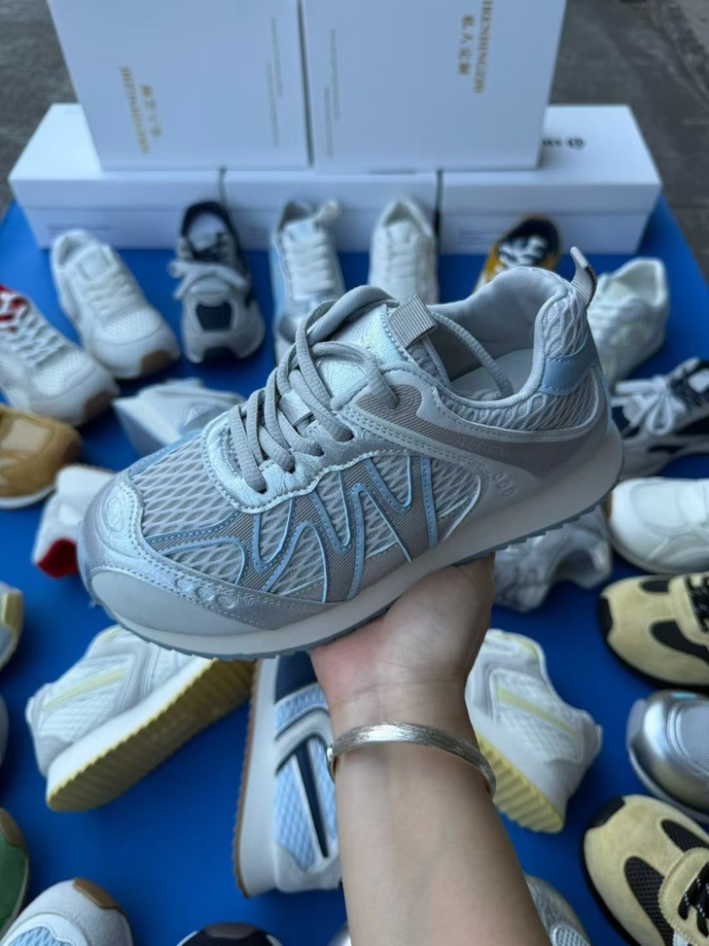 新款啊甘女鞋，休闲时尚百搭款。鞋子轻巧舒适