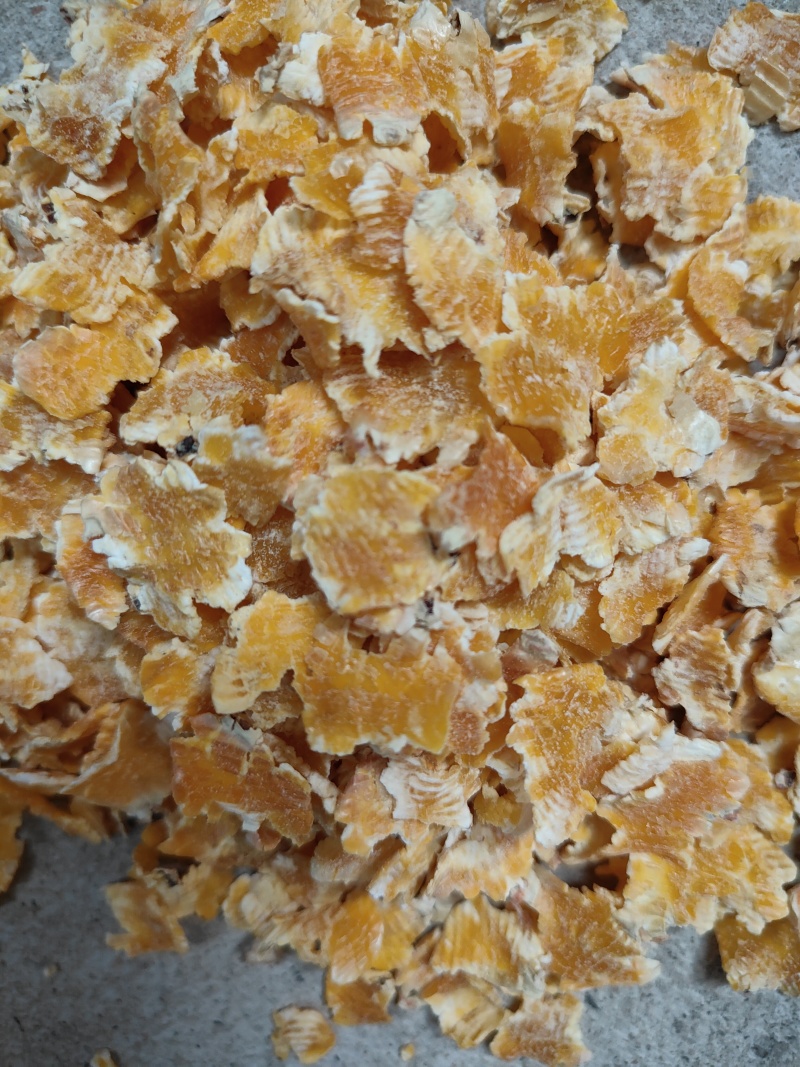 玉米压片是经过蒸汽，高温，熟化后的烘干产品