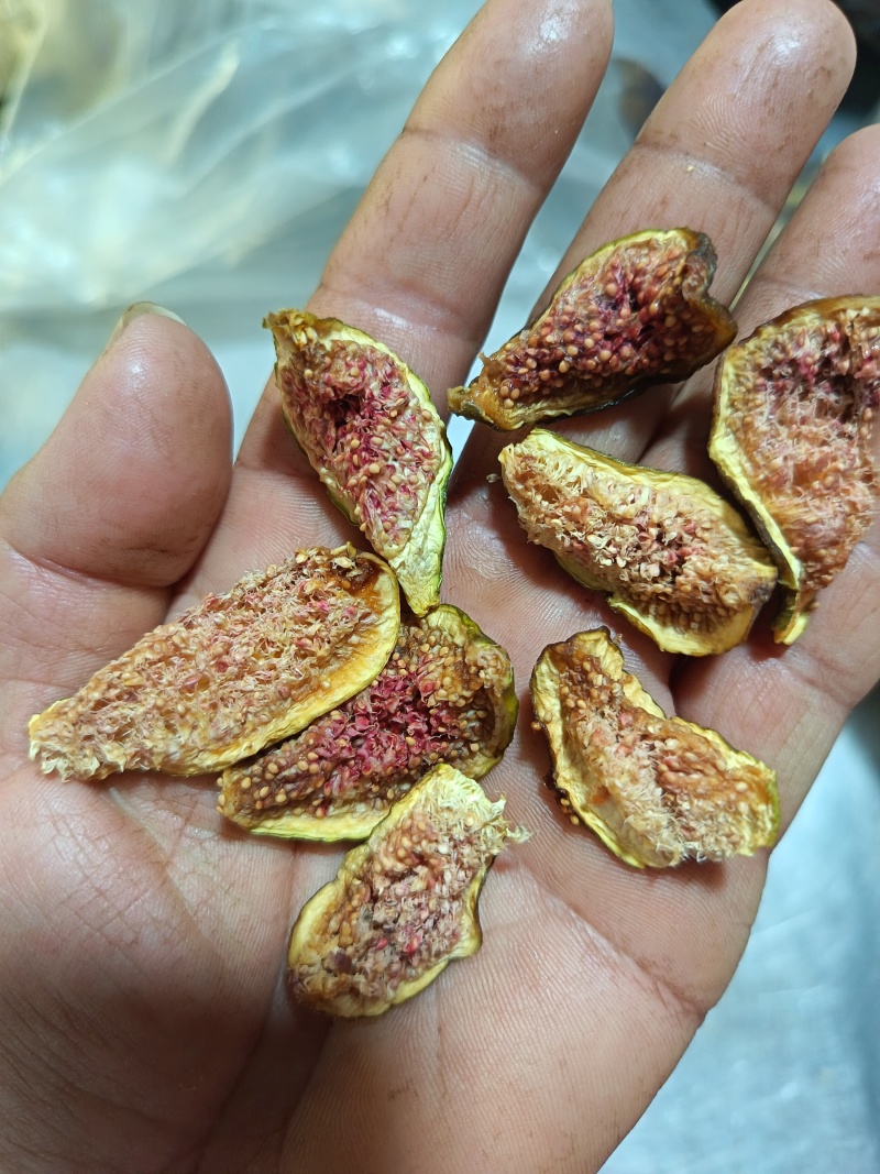 2025年无花果生果茶干，七到八成熟鲜果烘烤，草干