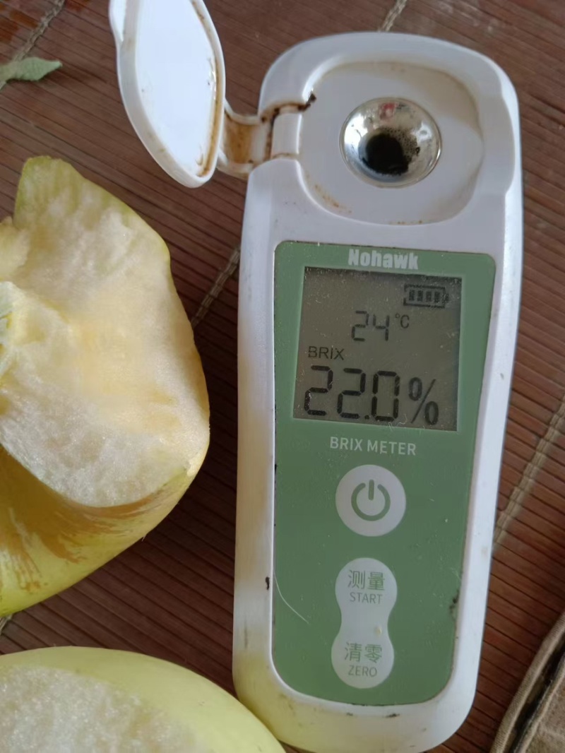 自己果园里的青森水蜜桃苹果，口感纯正，欢迎品尝量大从优