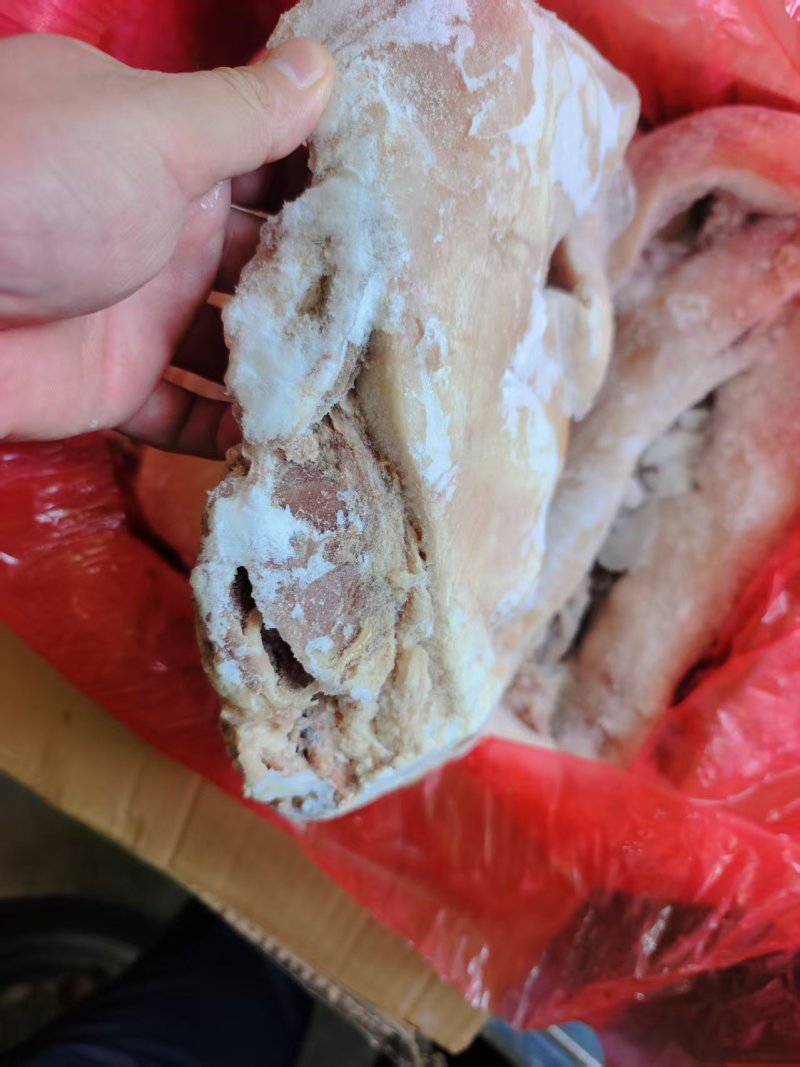 八成熟猪头肉熟猪头肉去骨八分熟，老汤上色入味即