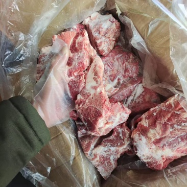 金鹏多肉胫骨开箱实拍带肉非常多，颜色很新鲜，质量非常好。