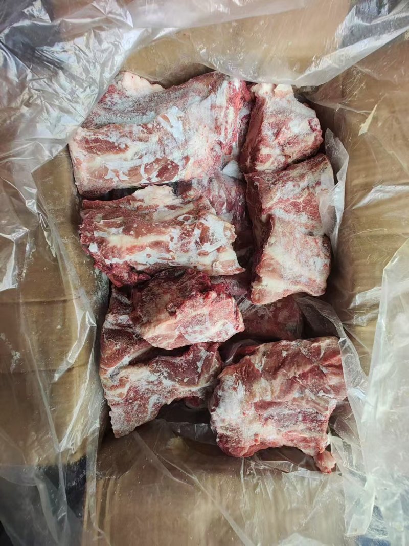 金鹏多肉胫骨开箱实拍带肉非常多，颜色很新鲜，质量非常好。