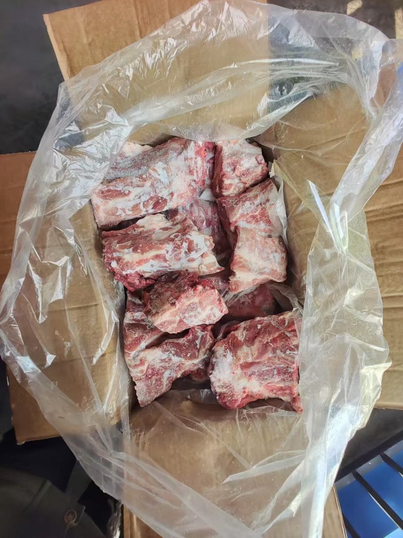 金鹏多肉胫骨开箱实拍带肉非常多，颜色很新鲜，质量非常好。