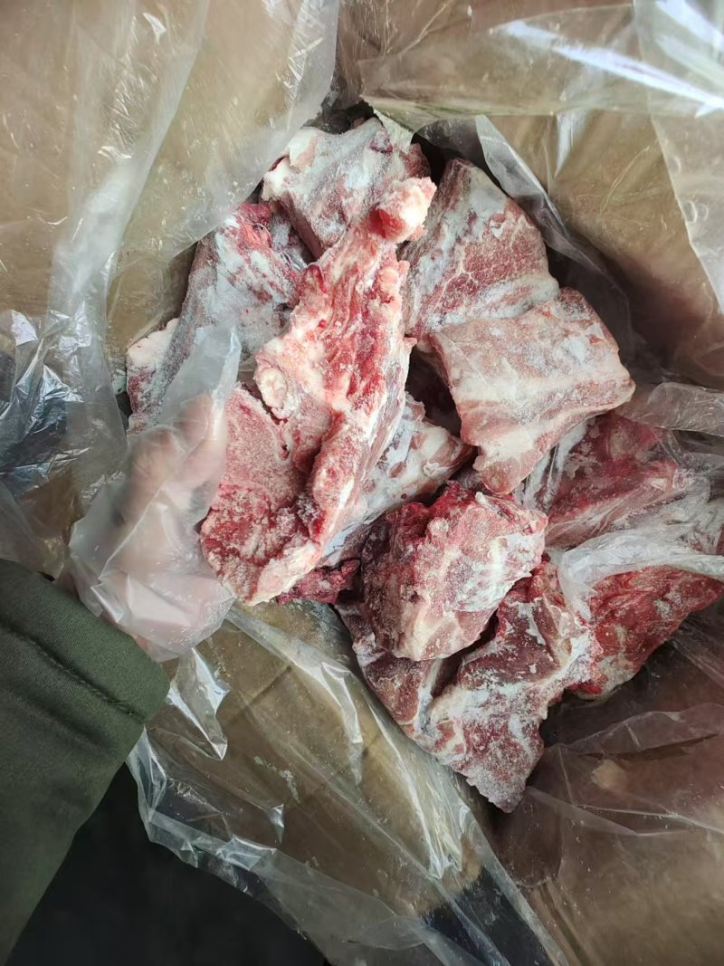 金鹏多肉胫骨开箱实拍带肉非常多，颜色很新鲜，质量非常好。