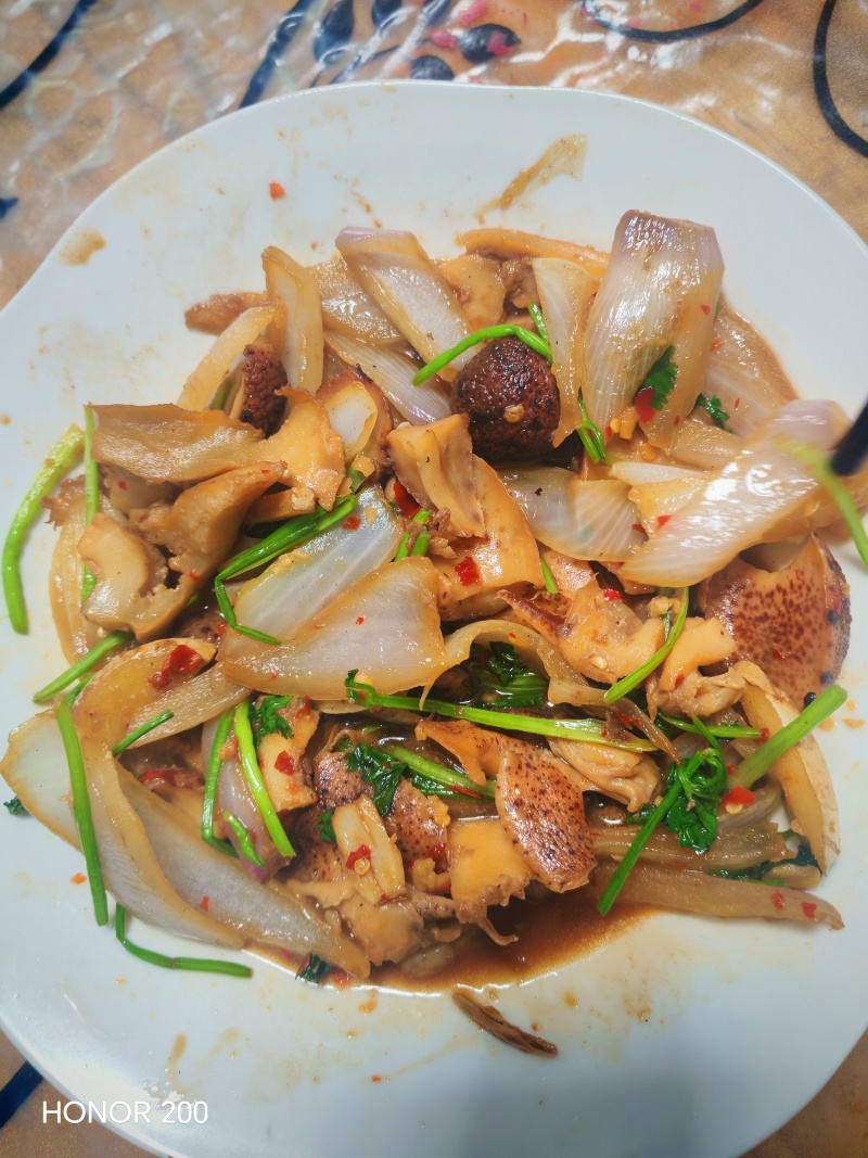 海螺肉是一种高蛋白、高营养价值的海鲜食材，因其独特的风