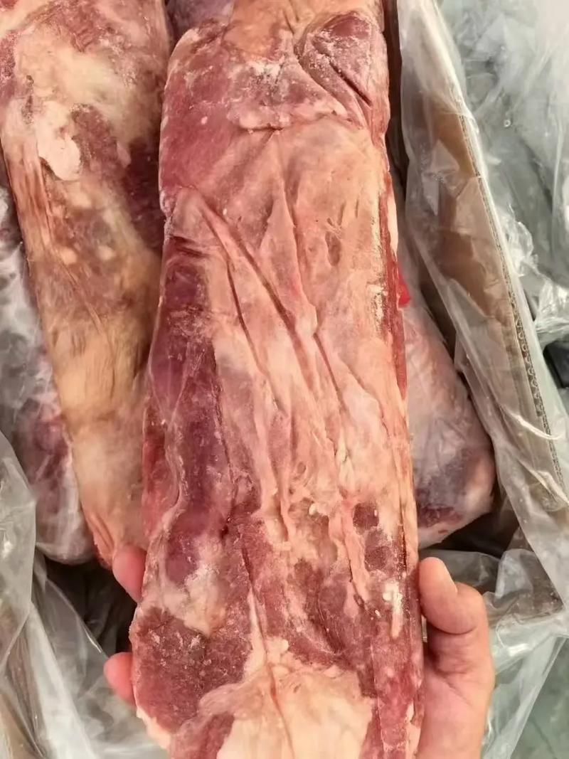 羊寸排，也叫羊标排，尺寸规整统一选取中间肋排那一块