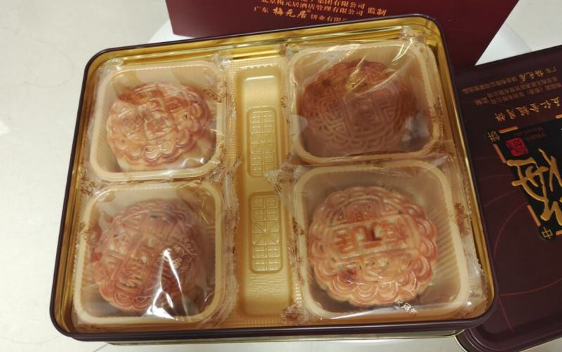 方铁盒装的五仁金腿月饼