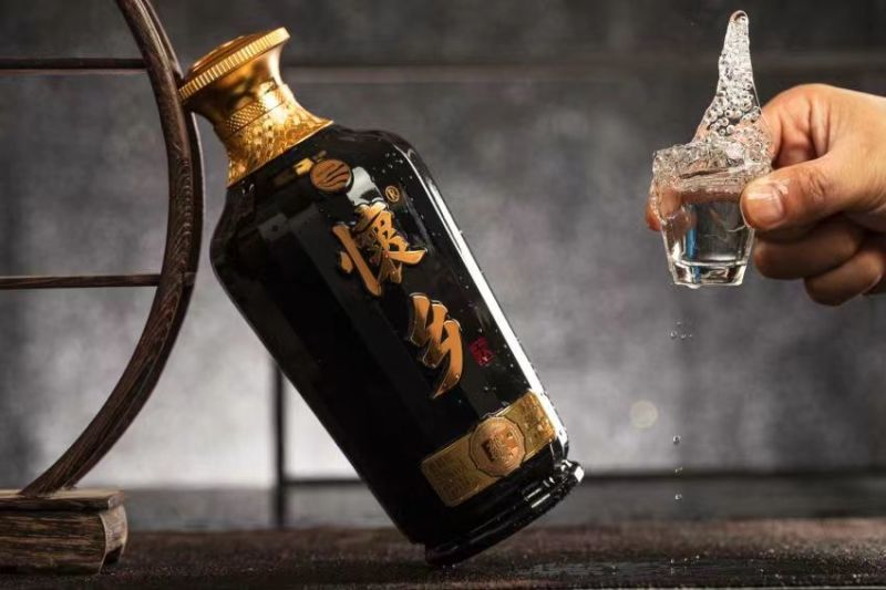 怀乡酒蕴在茅台镇的东岸蕴藏一瓶好酒给全世界**的