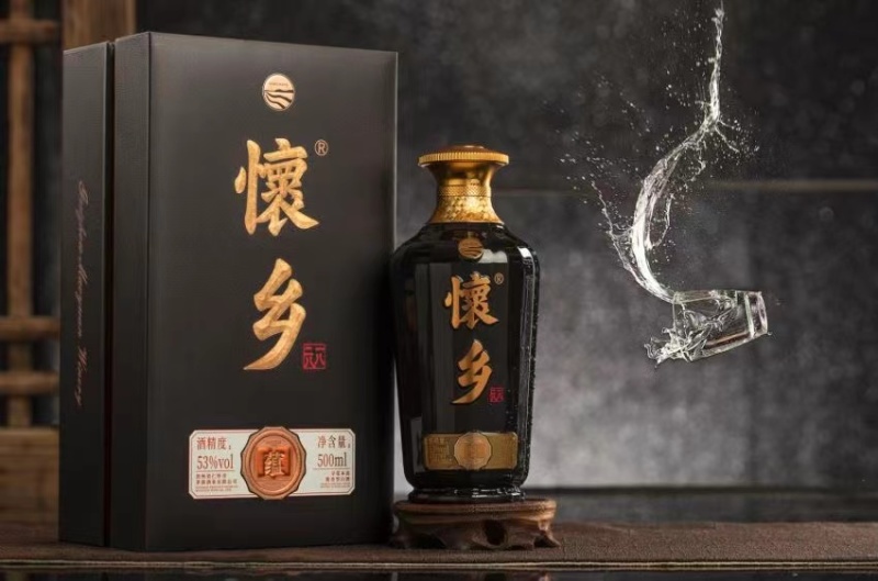 怀乡酒蕴在茅台镇的东岸蕴藏一瓶好酒给全世界**的