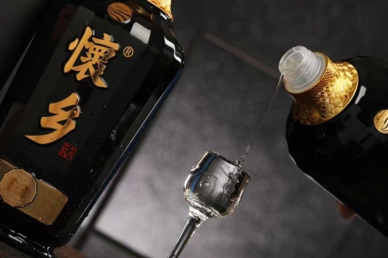怀乡酒蕴在茅台镇的东岸蕴藏一瓶好酒给全世界**的