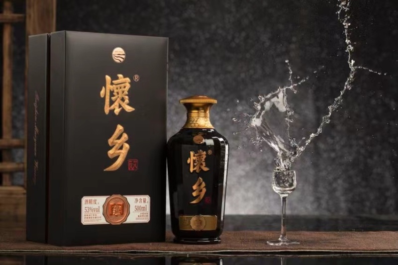 怀乡酒蕴在茅台镇的东岸蕴藏一瓶好酒给全世界**的