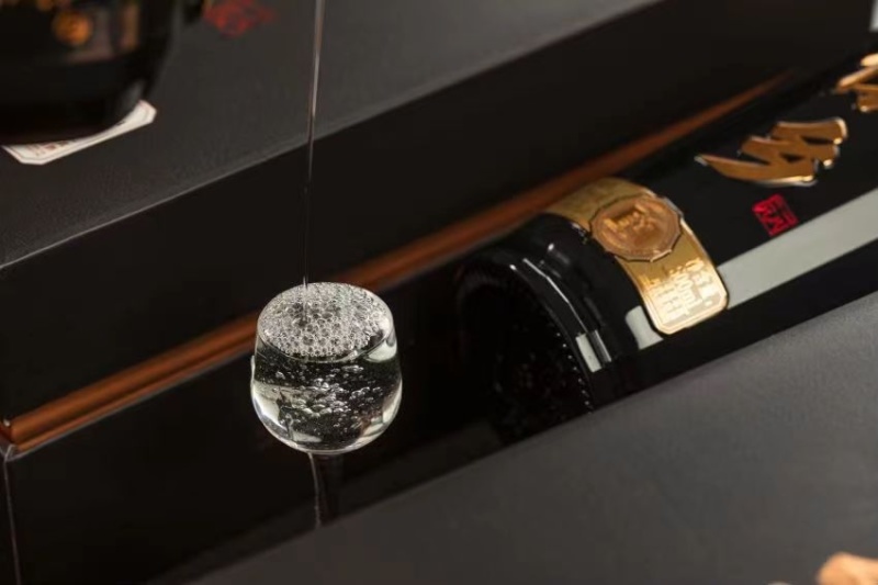 怀乡酒蕴在茅台镇的东岸蕴藏一瓶好酒给全世界**的