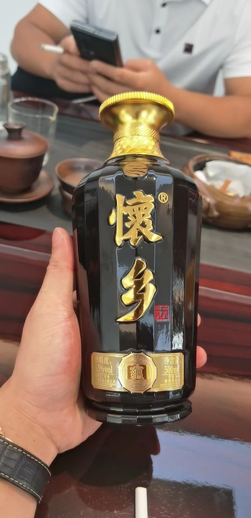 怀乡酒蕴在茅台镇的东岸蕴藏一瓶好酒给全世界**的