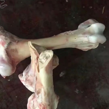 熬汤牛棒骨