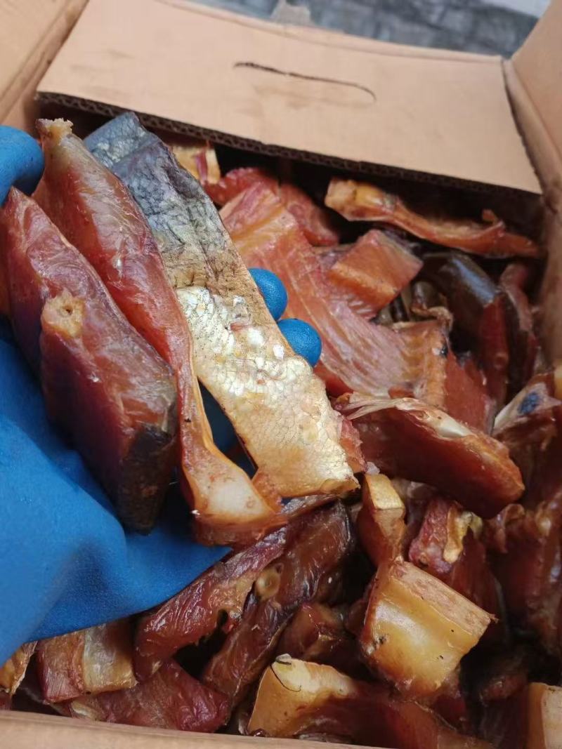 烟熏鱼干地摊电商批发烟熏草鱼块草鱼条草鱼尾巴鱼干干鱼