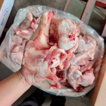 前腿骨，带肉带筋膜，颜色新鲜，熟食店自助酱大骨