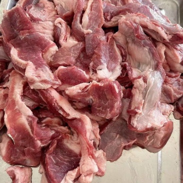 滩羊碎肉解冻效果，70比例，一卷5斤，一箱40斤。可零出