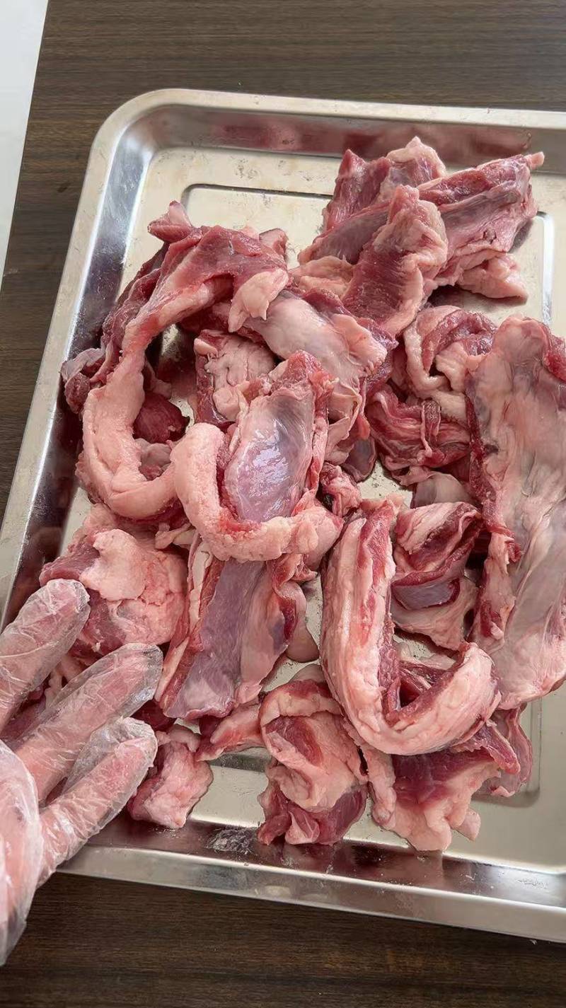 滩羊碎肉解冻效果，70比例，一卷5斤，一箱40斤。可零出