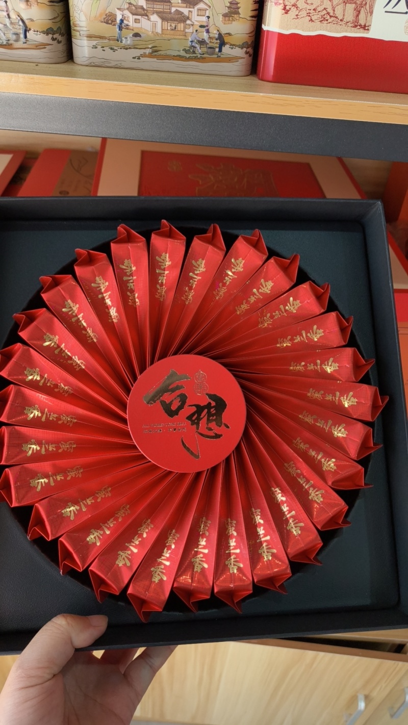 一盒128元凤凰单丛蜜兰香，鸭屎香，两个口味。