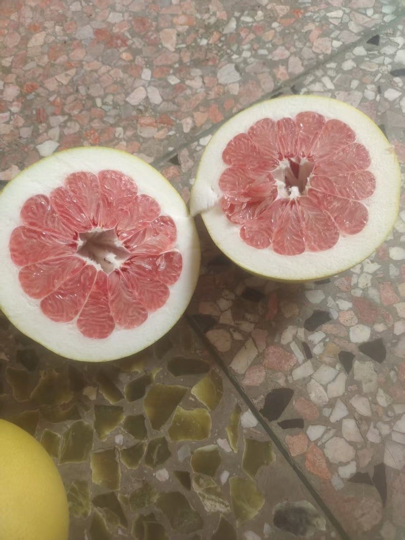 广西鹿寨，三红蜜柚大量上市，皮张好，口感甜度都非常的好，