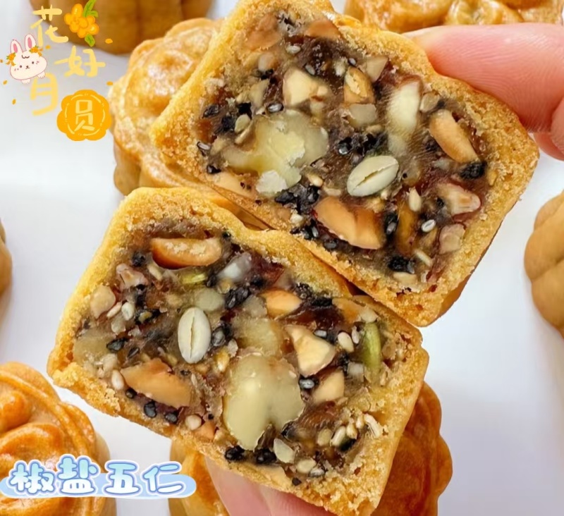 广式月饼蛋黄莲蓉月饼纯手工制作五仁馅料月饼