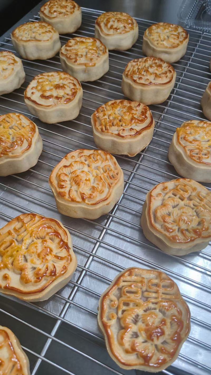 广式月饼蛋黄莲蓉月饼纯手工制作五仁馅料月饼
