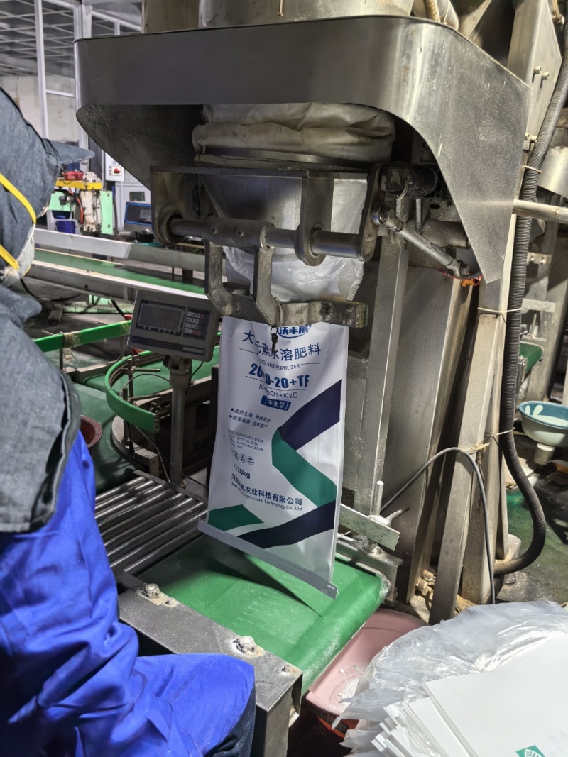 平衡肥大量元素水溶肥改良土壤生根壮苗促花膨果靓果提质增产