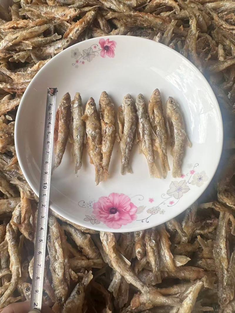 香酥小河鱼地摊电商批发香酥开肚小河鱼有盐蓝刀白条鱼干