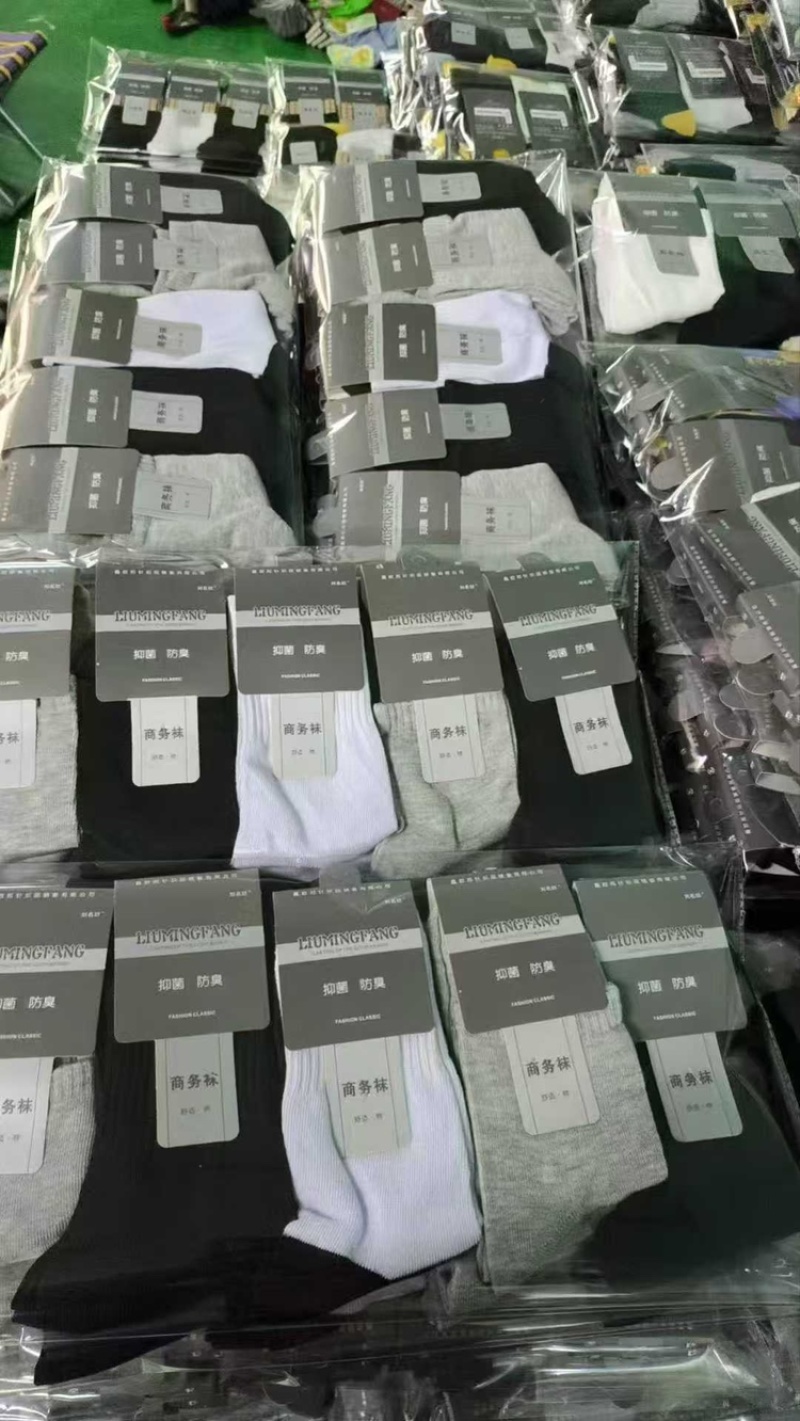 摆地摊热卖袜子，清仓处理