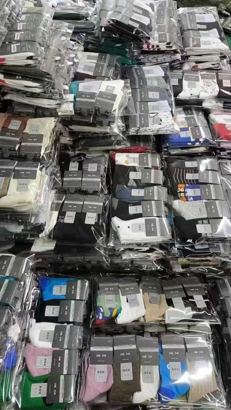 摆地摊热卖袜子，清仓处理
