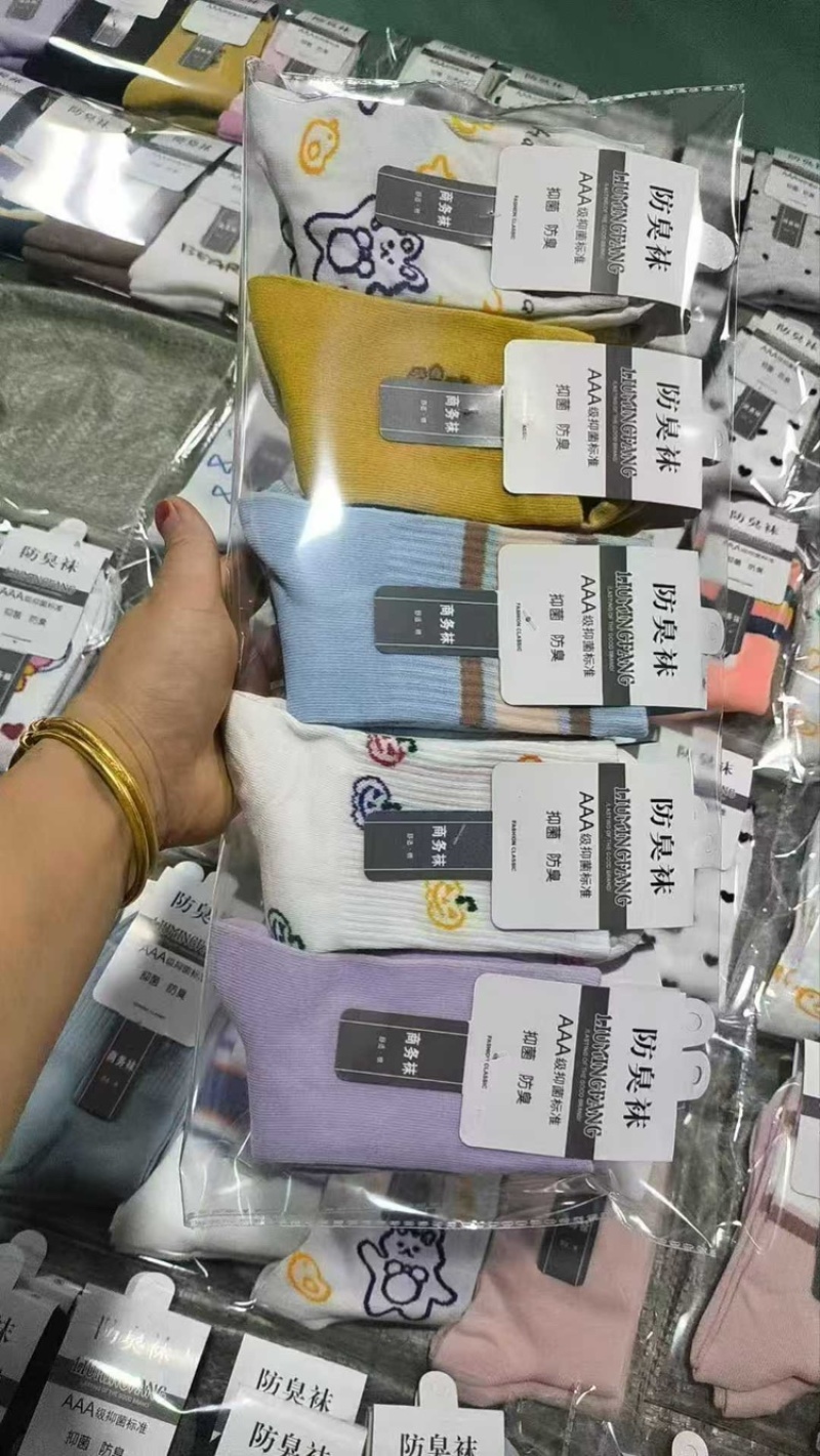 摆地摊热卖袜子，清仓处理