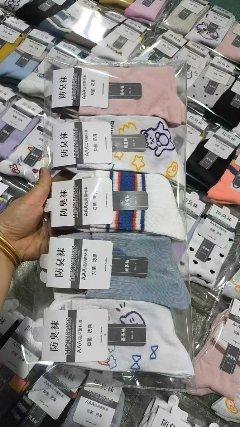 摆地摊热卖袜子，清仓处理