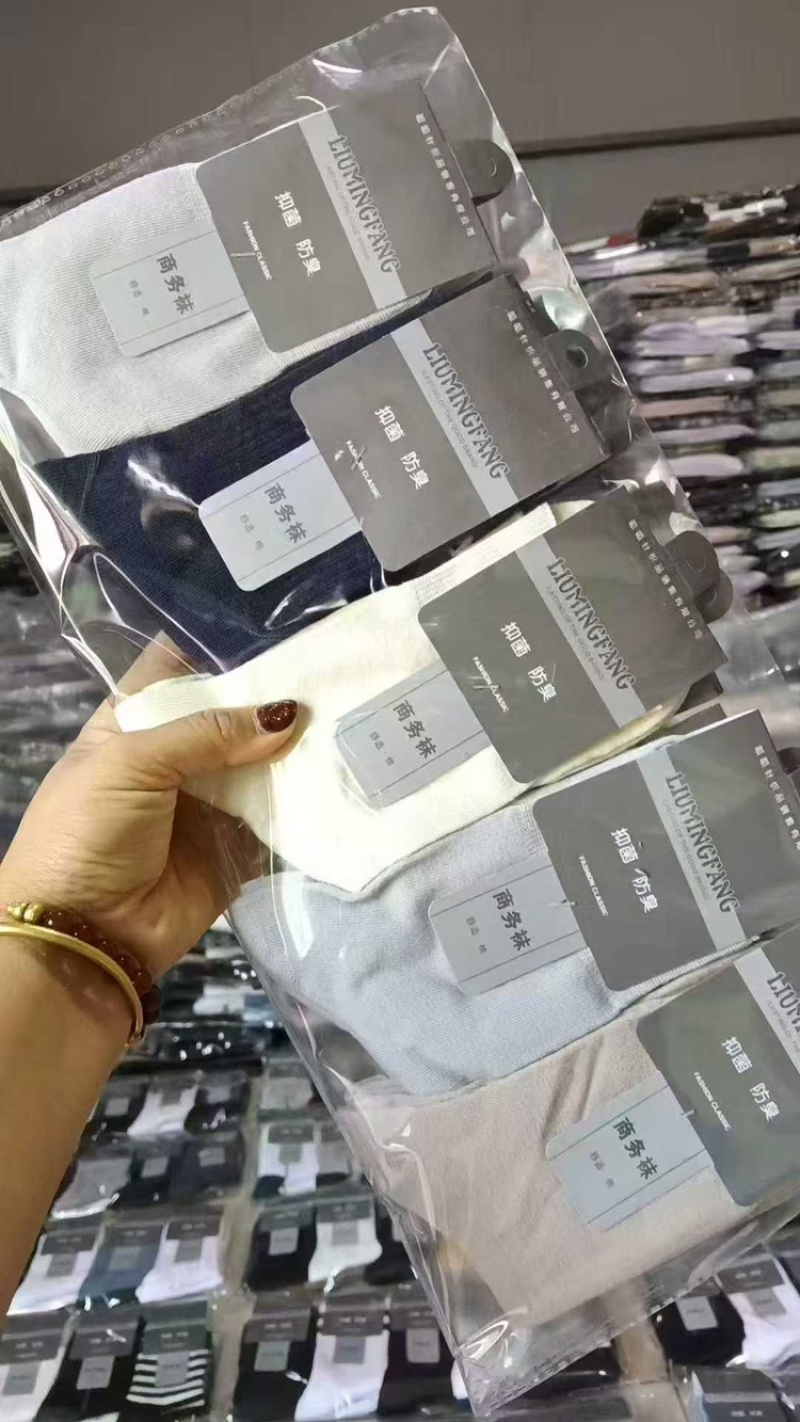 摆地摊热卖袜子，清仓处理