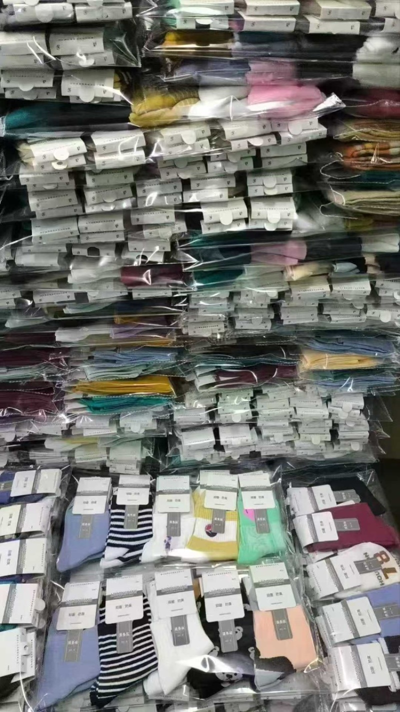 摆地摊热卖袜子，清仓处理