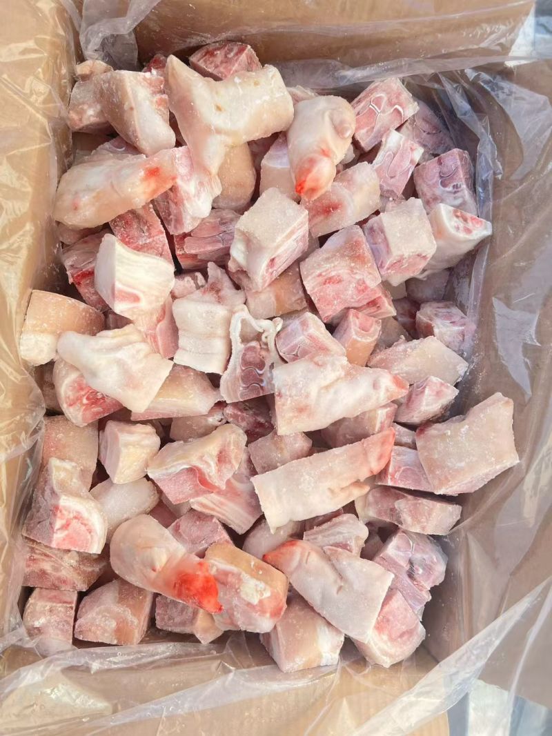 猪蹄块。排骨粒。各种碎肉。