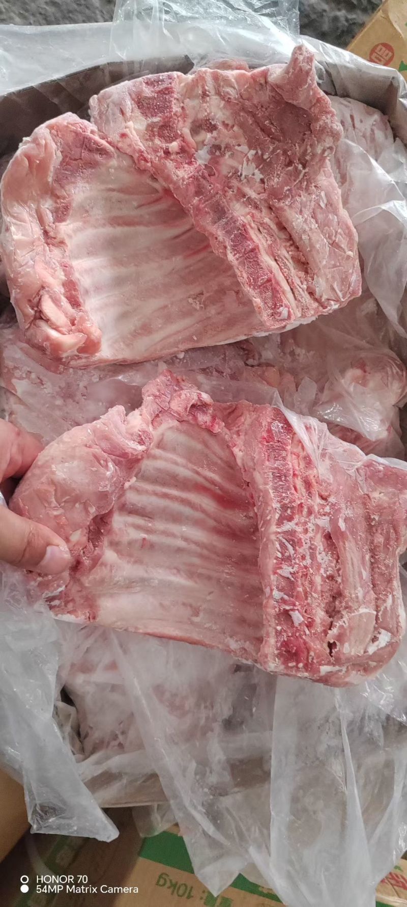 猪蹄块。排骨粒。各种碎肉。