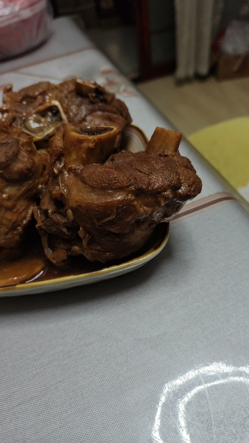 去皮肘子，带肉多，适合做酱大骨，一件也是批发价