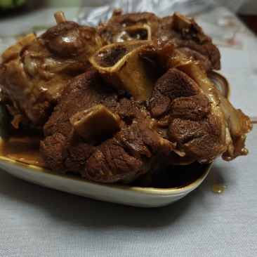 去皮肘子，带肉多，适合做酱大骨，一件也是批发价