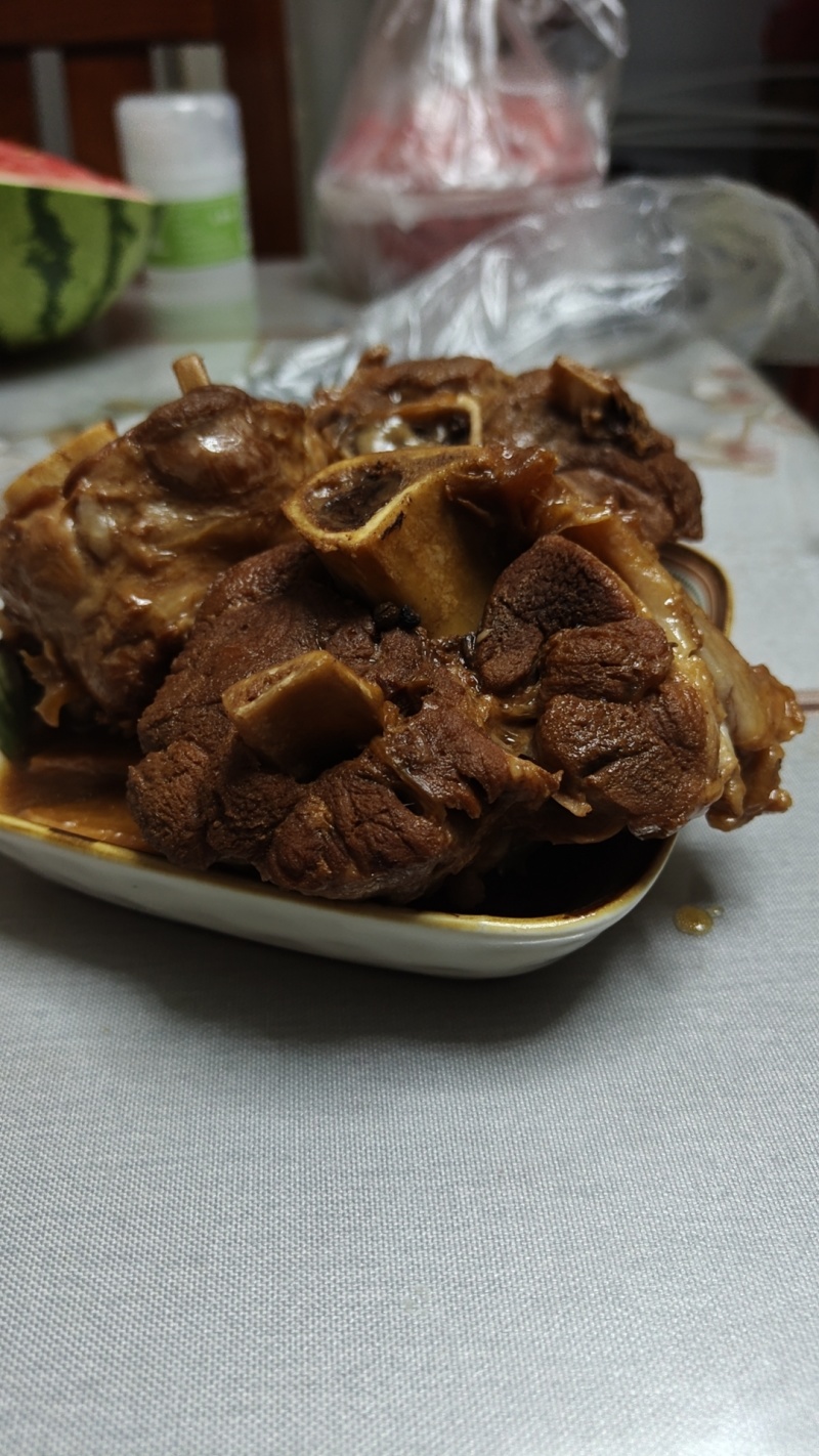 去皮肘子，带肉多，适合做酱大骨，一件也是批发价