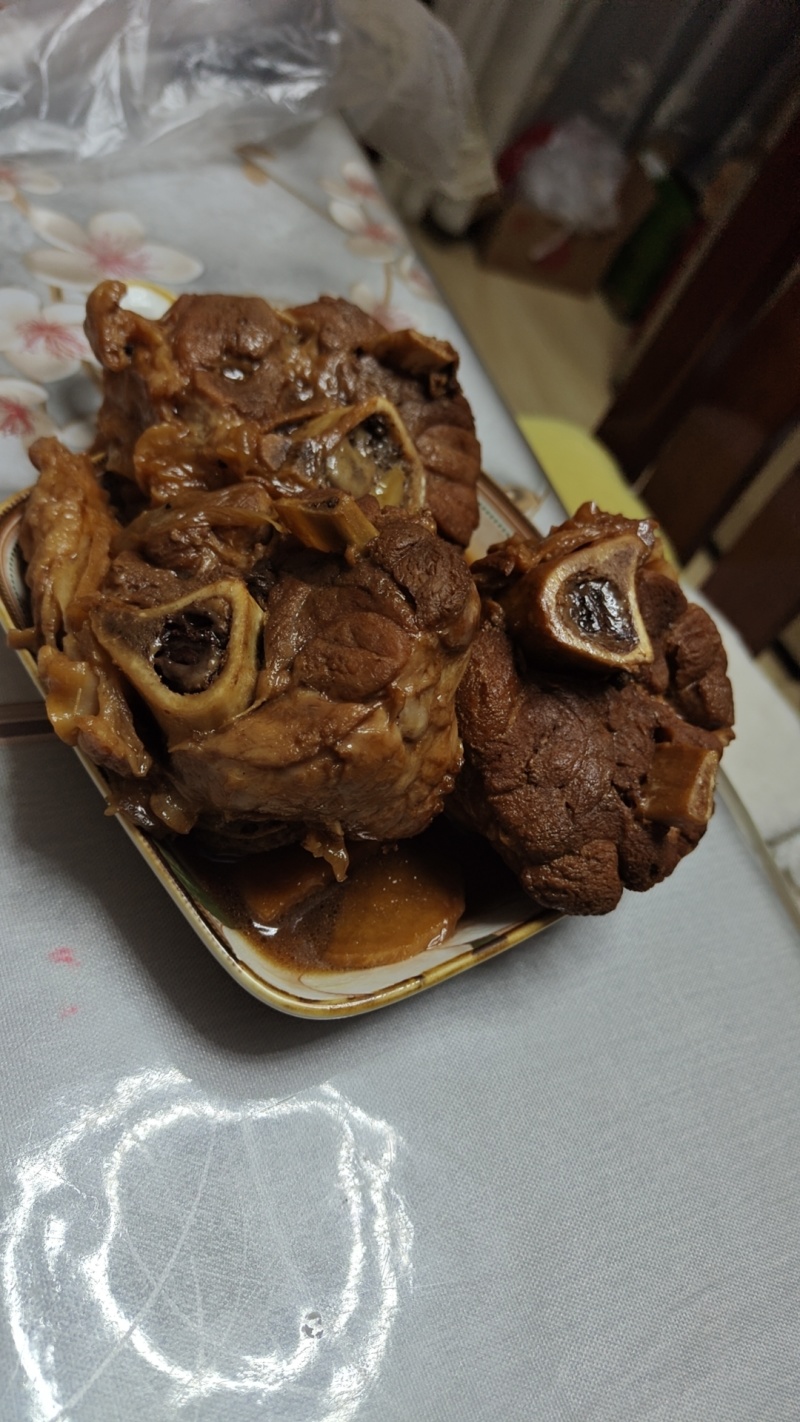 去皮肘子，带肉多，适合做酱大骨，一件也是批发价