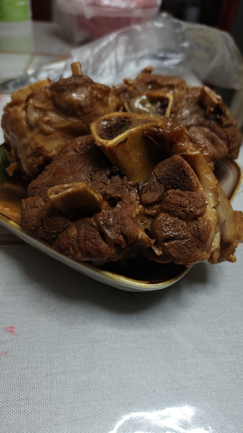 去皮肘子，带肉多，适合做酱大骨，一件也是批发价