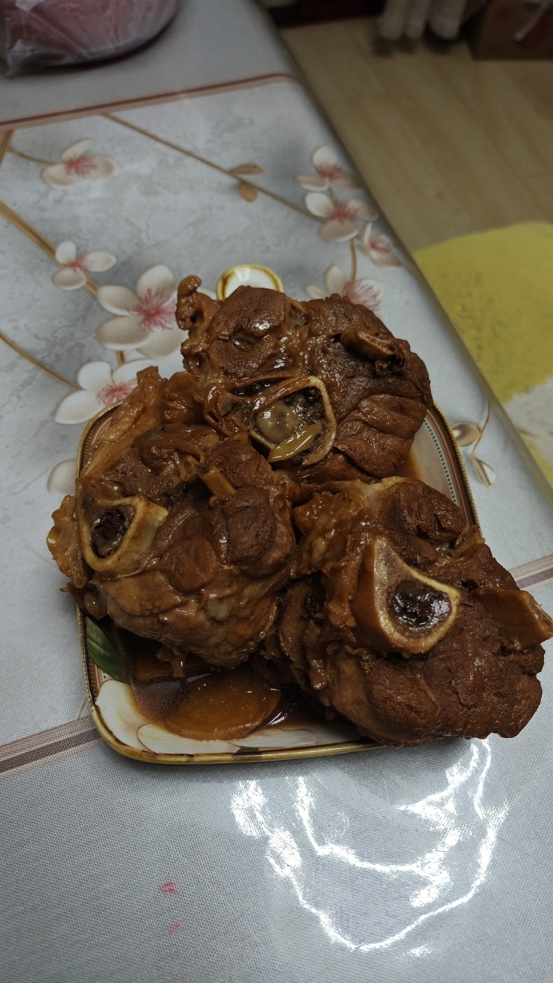 去皮肘子，带肉多，适合做酱大骨，一件也是批发价