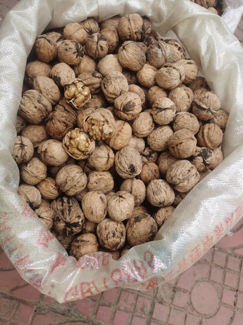 自家产核桃，无药水浸泡，无硫磺熏蒸，天然薄皮核桃，